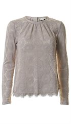 DAY - Veneer Blouse - Pudderfarvet smuk blondebluse med knaplukning bag
